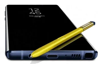ležící Samsung Galaxy Note9 a S Pen