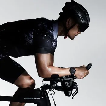 cyklista a hodinky Amazfit 2 Stratos