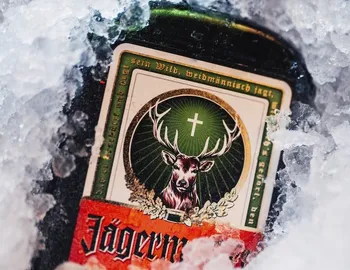 Namražený Jägermeister v ledu