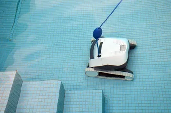 bazénový vysavač Dolphin E10 na dně bazénu