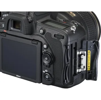 boční strana fotoaparátu Nikon D750