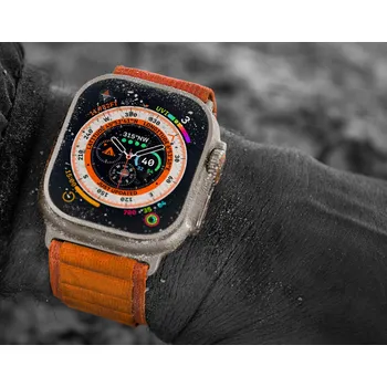přední pohled na Apple watch ultra s oranžově alpským řemínkem