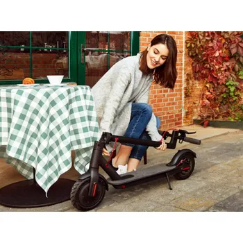 Elektrická koloběžka Xiaomi Mi Electric Scooter Essential
