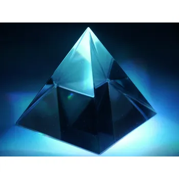 Skleněná pyramida 4cm (Skleněná pyramida 4cm)