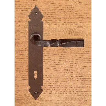 Dveřní kování M&T FM 379.WC72 kovaná klika se štítkem pro WC zámek 72 mm