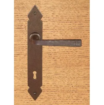 Dveřní kování M&T FM 378.Y90 kovaná klika se štítkem pro cylindrický zámek 90 mm