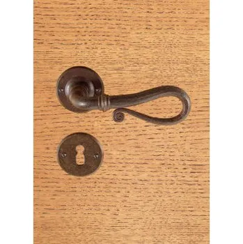 Dveřní kování M&T FM 016.N kovaná klika s rozetou a klíčovou dírkou pro dozický zámek