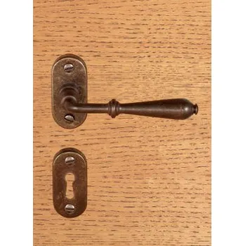 Dveřní kování M&T FM 311.YM.STR kovaná klika s vyvýšenou rozetou a zpětnou pružinou pro cylindrický zámek