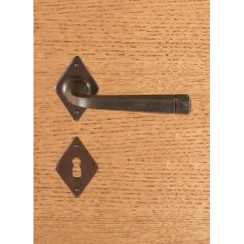 Dveřní kování M&T FM 044.WCM kovaná klika s rozetou a patentovanou zpětnou pružinou a WC mechanismem pro WC zámek