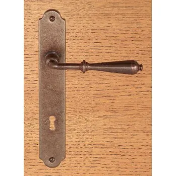 Dveřní kování M&T FM 310.WCM72 kovaná klika se štítkem pro WC zámek 72 mm