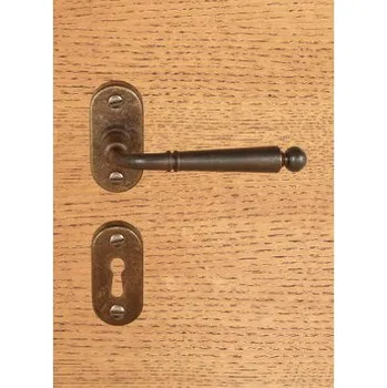 Dveřní kování M&T FM 381.NM.STR kovaná klika s vyvýšenou rozetou a zpětnou pružinou pro dozický zámek