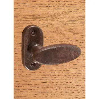 Dveřní kování M&T FM 336.YM kovaná klika s vyvýšenou rozetou a zpětnou pružinou pro cylindrický zámek