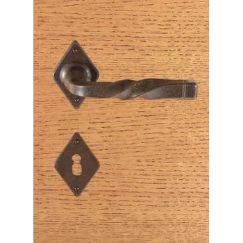 Dveřní kování M&T FM 027.YM kovaná klika s rozetou a patentovanou zpětnou pružinou pro cylindrický zámek