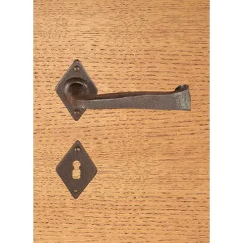 Dveřní kování M&T FM 376.WCM kovaná klika s rozetou a patentovanou zpětnou pružinou a WC mechanismem pro WC zámek