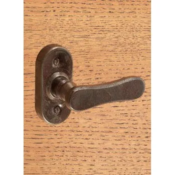 Dveřní kování M&T FM 339.YM kovaná klika s vyvýšenou rozetou a zpětnou pružinou pro cylindrický zámek