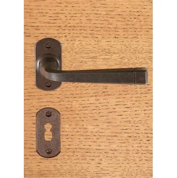 Dveřní kování M&T FM 044.WC.STR kovaná klika s rozetou a WC mechanismem pro WC zámek