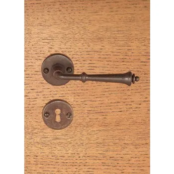 Dveřní kování M&T FM 316.WCM kovaná klika s vyvýšenou rozetou a zpětnou pružinou pro WC zámek