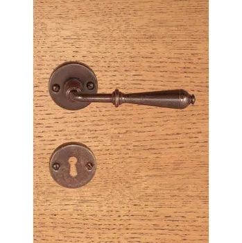 Dveřní kování M&T FM 311.WCM kovaná klika s vyvýšenou rozetou a zpětnou pružinou pro WC zámek