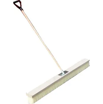 Koště na úpravu tenisových dvorců s dřevěnou násadou