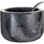 Lene Bjerre Miska se lžičkou z tmavě…