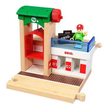 Vláček a vláčkodráha Brio 33303 Nadzemní nádraží