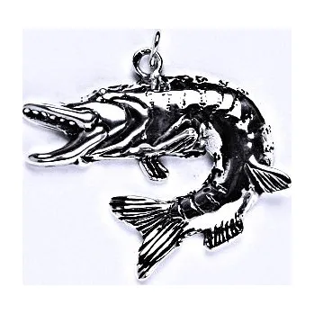 Přívěsek Stříbrný přívěsek s patinou štika obecná, přívěsek ze stříbra, P 964