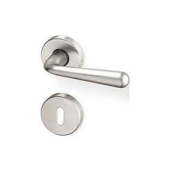 Dveřní kování Dveřní kování CHARLIE R nikl PK (Dveřní rozetové kování CHARLIE R nikl PK , vhodná pro interiér, pro dozický (obyčejný), cylindrický (fab) zámek, nebo s uzamykací páčkou na WC.)