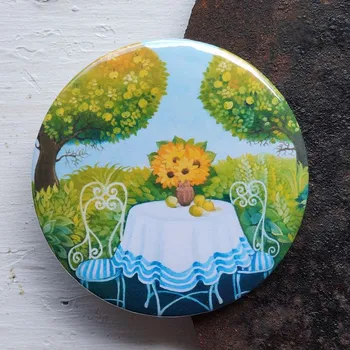 Dekorativní magnet Zuzana Honsová Stoleček v zahradě magnet 56 mm