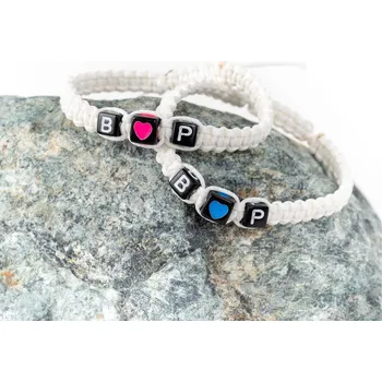 Náramek WUX Originální náramky párové bílé- iniciály se srdíčky Šňůrka: Tenká šňůrka, Barva šňůrky vnější: Černá