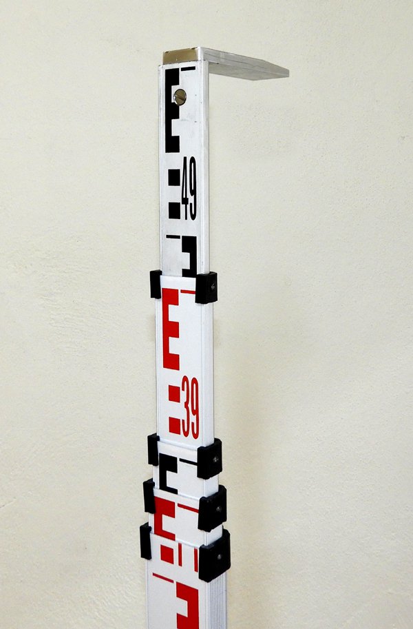 Nivelační lať 5m s úpravou na zavěšení