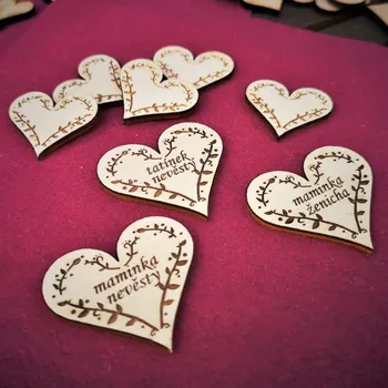 Jmenovka na stůl Dřevěná jmenovka na stůl srdíčko