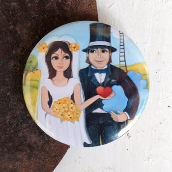 Dekorativní magnet Zuzana Honsová Ona jemu srdce na dlani, on jí modré z nebe magnet 56 mm