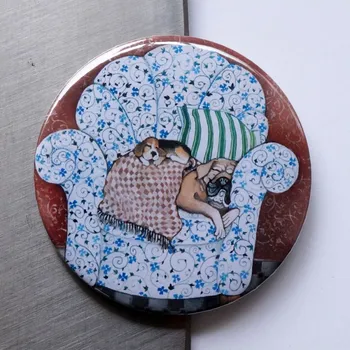 Dekorativní magnet Zuzana Honsová Psi v křesle magnet 56 mm