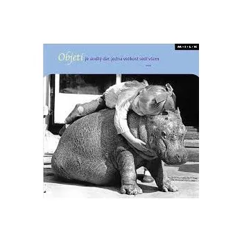 Blahopřání s citátem - Objetí je skvělý dar, jedna velikost sedí všem.