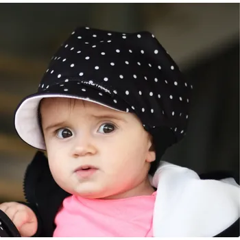 Kšiltovka černo-bílá softshellová kšiltovka s puntíky