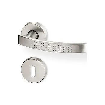 Dveřní kování Dveřní kování FUTURA R nikl PK (Dveřní rozetové kování FUTURA R nikl PK , vhodná pro interiér, pro dozický (obyčejný), cylindrický (fab) zámek, nebo s uzamykací páčkou na WC.)