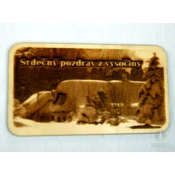 Žertovný předmět Dřevěná gravírovaná magnetka - Pozdrav z Vysočiny chaloupka