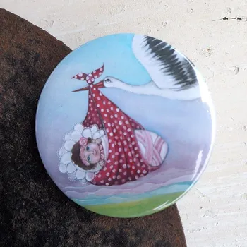 Dekorativní magnet Zuzana Honsová Miminko nese čáp - holčička magnet 56 mm