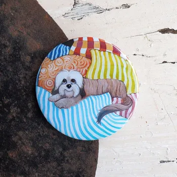 Dekorativní magnet Zuzana Honsová Pejsek v posteli magnet 56 mm