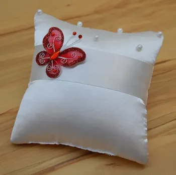 Dekorativní polštářek Bílo - červený polštářek s motýlem