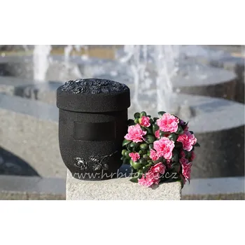Smuteční dekorace Urna mramolitová černá s růží a stříbrnou patinou