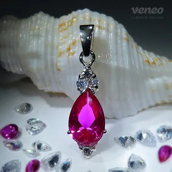 Přívěsek Athéna - přívěsek s rubínem a čirými zirkony, Materiál: Bílé zlato, ryzost 585/1000