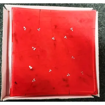 Červený skleněný tác se stříbrnými květy (Skleněný tác červené barvy)