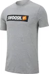 NIKE M Nsw Tee Swoosh Bmpr Stkr…