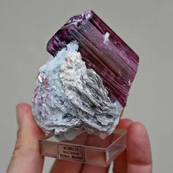 Drahý kámen Rubelit (turmalín) z Ruska 75x85x70mm /VIDEO/