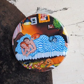 Dekorativní magnet Zuzana Honsová 4 v posteli magnet 56 mm