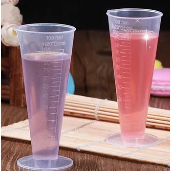 Plastová odměrka na tekutiny