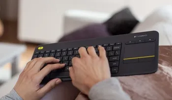 Logitech Wireless Touch Keyboard K400 Plus klávesnice