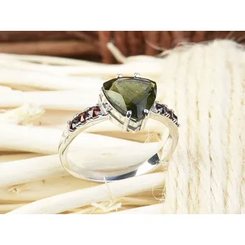 Prsten Vltavín a granáty prsten brus 9 x 9mm stříbro Ag 925/1000 + Rh