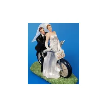 Svatební pár na kole - nevěsta závoj